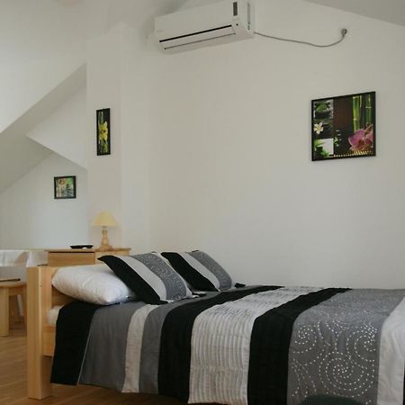 Villa Trio Srima Eksteriør billede